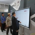 Wali Kota Makassar, Munafri Arifuddin didampingi Kepsek SMPN 3 Makassar, Drs. Kaswadi melakukan pemantauan langsung proses verifikasi pendaftaran SPMB Tahun 2026, Rabu (17/6/2026)