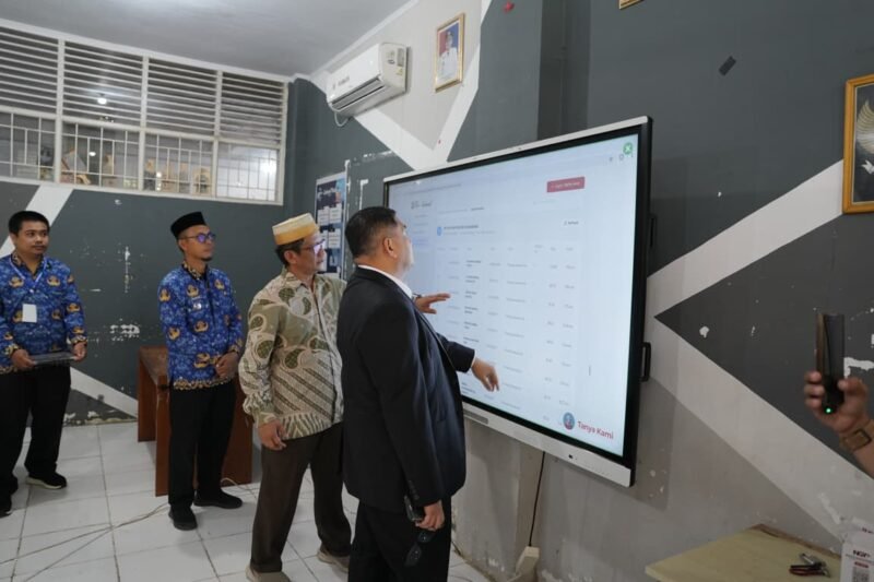 Wali Kota Makassar, Munafri Arifuddin didampingi Kepsek SMPN 3 Makassar, Drs. Kaswadi melakukan pemantauan langsung proses verifikasi pendaftaran SPMB Tahun 2026, Rabu (17/6/2026)
