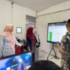 Kadis Pendidikan Makassar, Achi Soleman meninjau pelaksanaan verifikasi di UPT SPF SMP Negeri 8 Makassar di Jalan Batua Raya, Kelurahan Batua, Kecamatan Manggala, Kamis (18/6/2026)