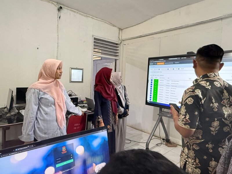 Kadis Pendidikan Makassar, Achi Soleman meninjau pelaksanaan verifikasi di UPT SPF SMP Negeri 8 Makassar di Jalan Batua Raya, Kelurahan Batua, Kecamatan Manggala, Kamis (18/6/2026)