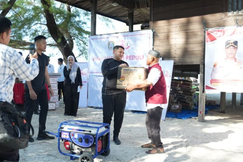 Wali Kota Makassar, Munafri Arifuddin, menghadiri kegiatan Bakti Sosial Polda Sulawesi Selatan sebagai rangkaian menyemarakkan Hari Bhayangkara ke-80 Polri, di Pulau Lanjukang, Kecamatan Kepulauan Sangkarrang, Sabtu (20/6/2026)