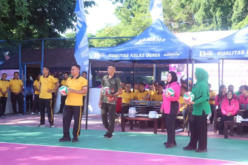 Dalam rangka menyemarakkan Hari Bhayangkara ke-80 Tahun 2026, Polres Wajo menggelar pembukaan turnamen olahraga bola voli di Lapangan Voli Mapolres Wajo, Minggu (21/6/2026)