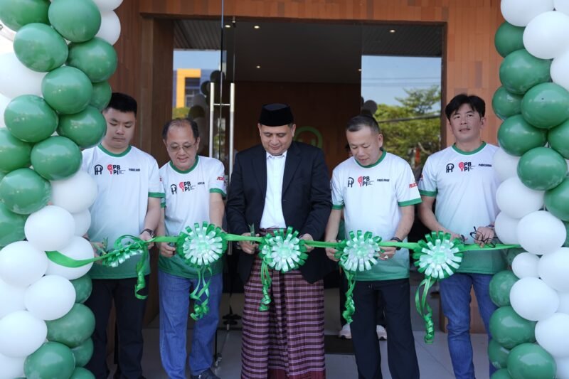 Wali Kota Makassar, Munafri Arifuddin, meresmikan PadelHood Makassar yang berlokasi di Jalan Lanto Daeng Pasewang, Minggu (21/6/2026)