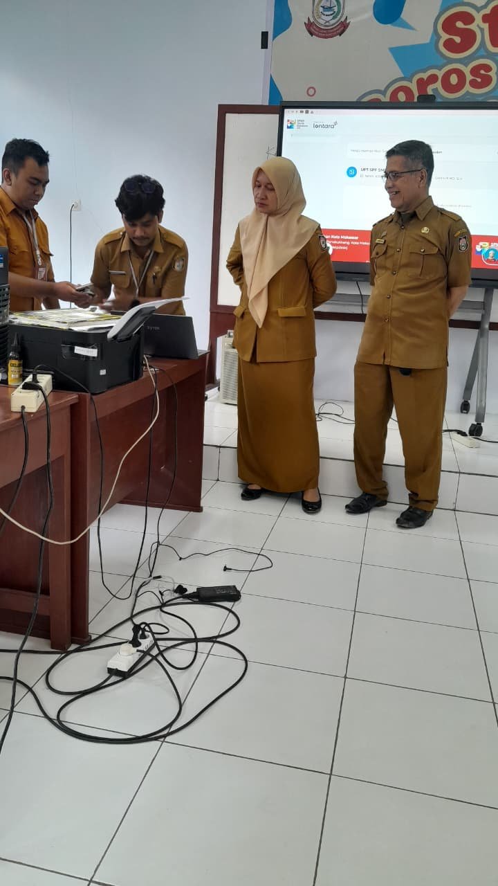Kepala Dinas Pendidikan Kota Makassar, Achi Soleman, turun langsung meninjau sejumlah sekolah yang menjadi lokasi pelaksanaan verifikasi berkas, Senin (22/6/2026)