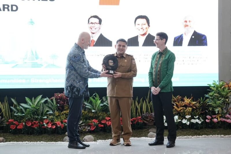 Wali Kota Makassar, Munafri Arifuddin, menerima penghargaan WRI Ross Center Prize for Cities 2025–2026 dalam rangkaian Mayor's Exclusive Roundtable Meeting yang diselenggarakan Pemkot Makassar bersama Universitas Hasanuddin dan Monash University (Australia) di Baruga Anging Mammiri, Rumah Jabatan Wali Kota Makassar, Senin (22/6/2026)