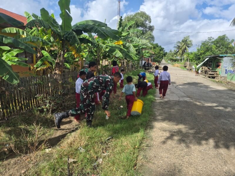 Dipimpin langsung oleh Danramil Kapten Inf Ibrahim Bahar, jajaran TNI AD ini melaksanakan aksi Karya Bhakti bersama para siswa SD 255 Pammana di Kecamatan Pammana, Kabupaten Wajo, pada Selasa (23/6/2026)