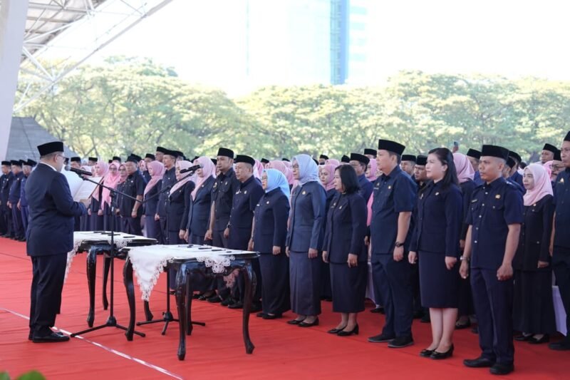 Wali Kota Makassar, Munafri Arifuddin melantik dan mengukuhkan 369 Kepala Sekolah tingkat SD dan SMP se-Kota Makassar di Tribun Lapangan Karebosi, Selasa (23/6/2026)