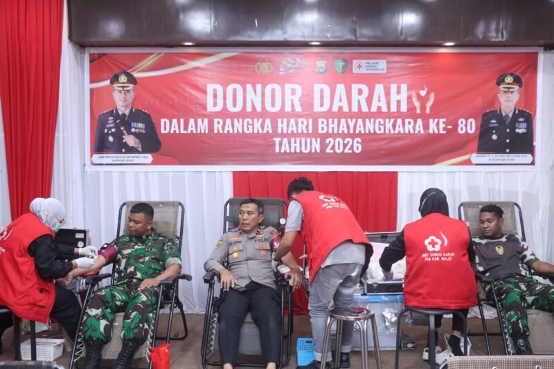 Dalam rangka memperingati Hari Bhayangkara ke-80 Tahun 2026, Polres Wajo menggelar kegiatan donor darah dan pemeriksaan kesehatan gratis di Aula Sandi Mapolres Wajo, Selasa (23/6/2026)