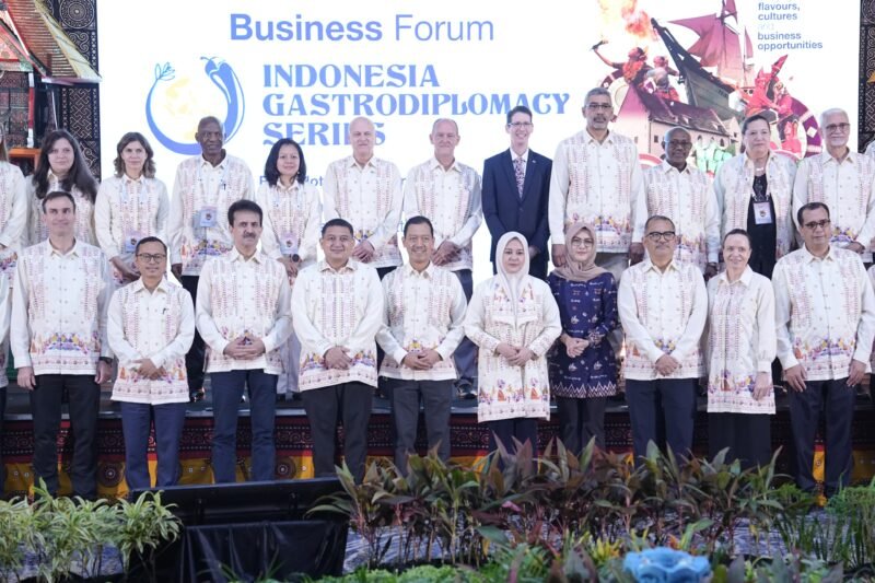 Wali Kota Makassar, Munafri Arifuddin, memanfaatkan momentum Business Forum untuk mempromosikan Kota Makassar sebagai pusat investasi, perdagangan, dan logistik Indonesia Timur di hadapan perwakilan 28 negara sahabat di Hotel Rinra Makassar, Rabu (24/6/2026)