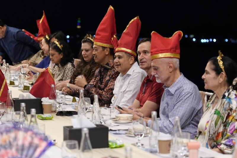 Wali Kota Munafri Jamu Delegasi 28 Negara Peserta IGS 2026, Menu Kuliner Khas Makassar di Atas Kapal Pinisi