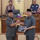 Bupati Wajo, Andi Rosman menyerahkan Rancangan Peraturan Daerah (Ranperda) tentang Pertanggungjawaban Pelaksanaan Anggaran Pendapatan dan Belanja Daerah (APBD) Tahun Anggaran 2025 pada Rapat Paripurna Pembicaraan Tingkat I DPRD Kabupaten Wajo