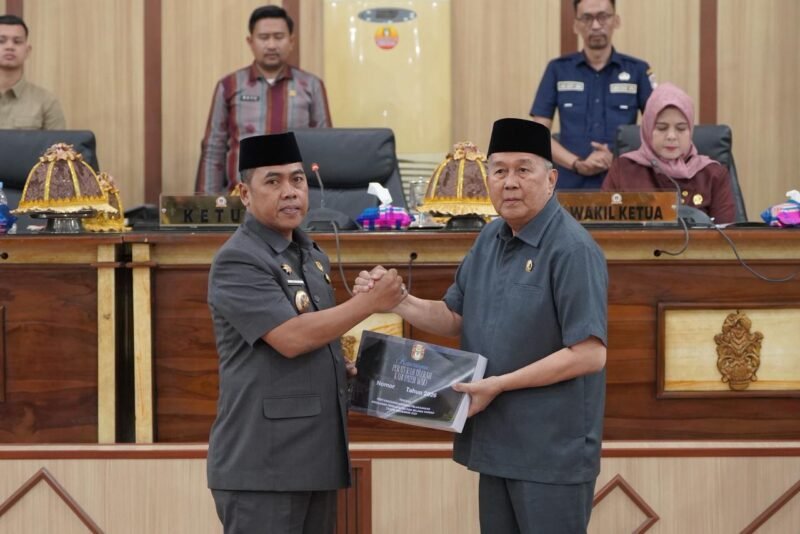 Bupati Wajo, Andi Rosman menyerahkan Rancangan Peraturan Daerah (Ranperda) tentang Pertanggungjawaban Pelaksanaan Anggaran Pendapatan dan Belanja Daerah (APBD) Tahun Anggaran 2025 pada Rapat Paripurna Pembicaraan Tingkat I DPRD Kabupaten Wajo