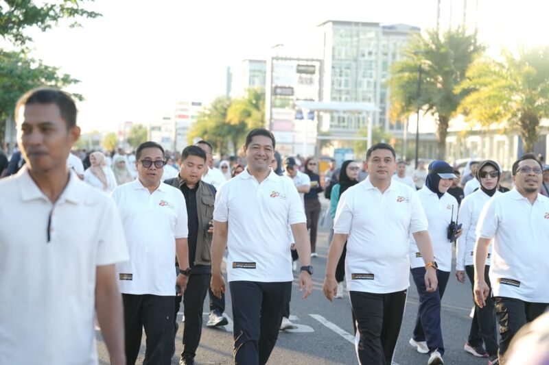 Wali Kota Makassar, Munafri Arifuddin, melepas peserta Jalan Sehat yang digelar Polrestabes Makassar di kawasan Anjungan MNEK, Center Point of Indonesia (CPI), Sabtu (27/6/2026)