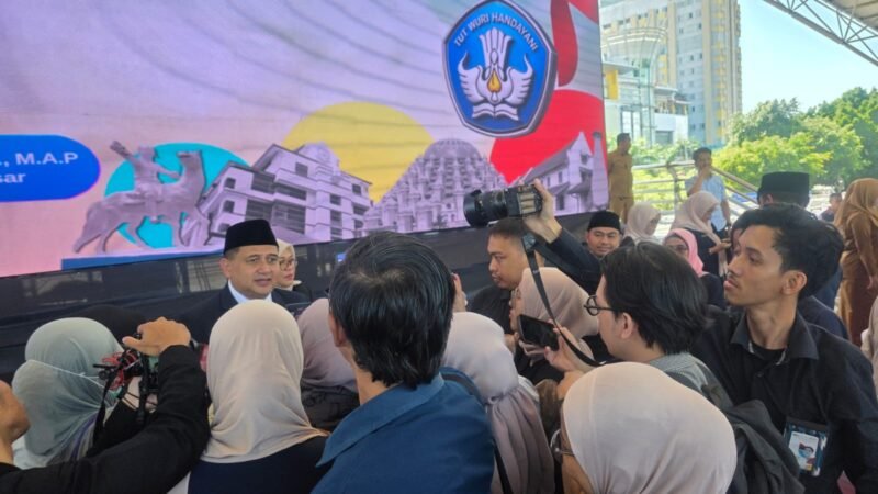 Wali Kota Makassar, Munafri Arifuddin, memberikan keterangan persnya terkait pungutan liar (pungli) dalam proses pengisian jabatan kepala sekolah di Makassar, Minggu (28/6/2026)
