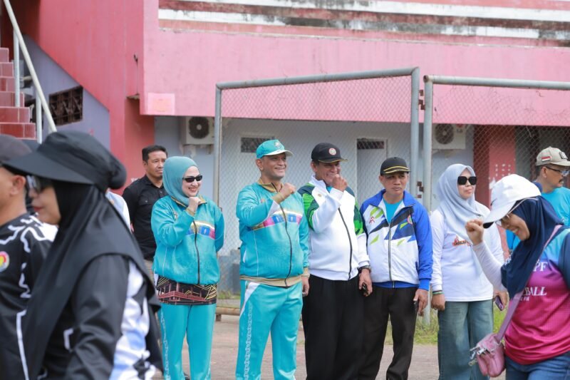 Wakil Bupati Wajo, dr. Baso Rahmanuddin, resmi melepas keberangkatan kontingen Kabupaten Wajo yang akan berlaga pada Porsenijar PGRI di Kabupaten Sidrap. Agenda pelepasan ini berlangsung dengan khidmat di Stadion Andi Ninnong, Sengkang, pada Minggu (28/6/2026)