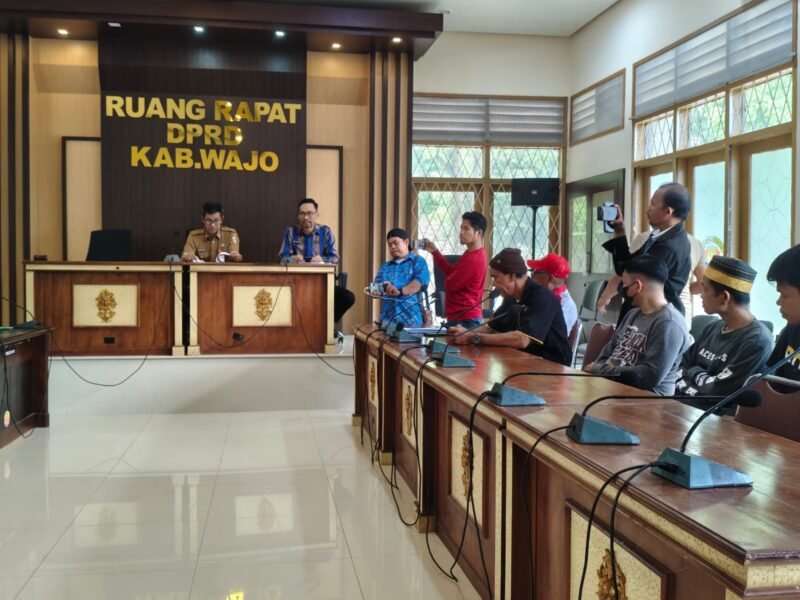 Dewan Perwakilan Rakyat Daerah (DPRD) Kabupaten Wajo menerima penyampaian aspirasi dari Koalisi Pelindung Hak (KPH) Masyarakat Daraga terkait konflik pemanfaatan lahan perkebunan warga dengan klaim kawasan hutan produksi oleh pihak kehutanan