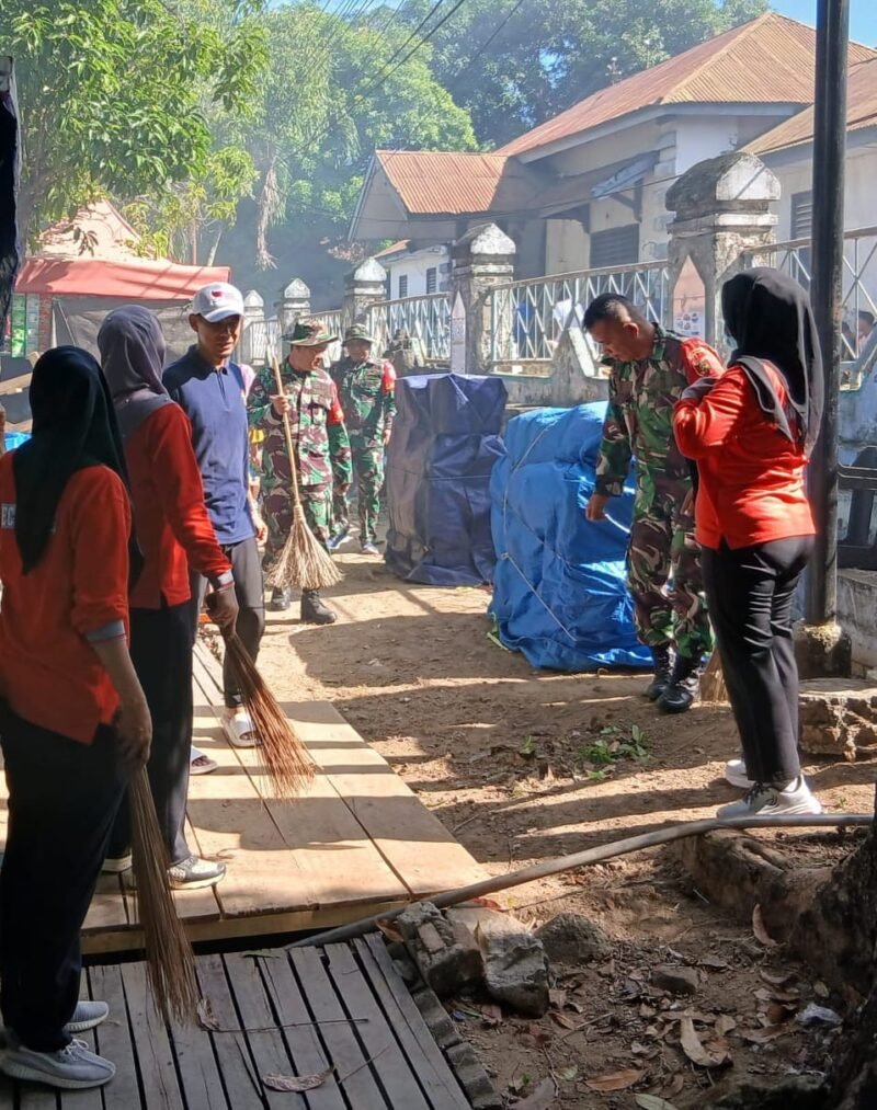 Dipimpin oleh Serka Rahmat Husain, jajaran Koramil Tempe melaksanakan kegiatan Karya Bhakti pembersihan selokan dan saluran air bersama warga di Kelurahan Siengkang, Kecamatan Tempe, Kabupaten Wajo, pada Selasa (30/6/2026)