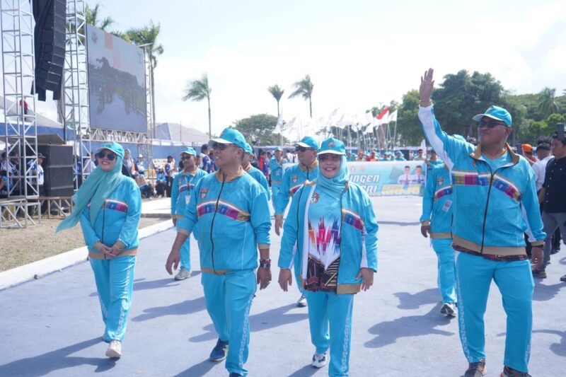 Bupati Wajo Andi Rosman juga memimpin defile kontingen PGRI Kabupaten Wajo pada pembukaan Porsenijar PGRI tingkat Sulsel di Stadion Ganggawa, Kabupaten Sidrap, Kamis (2/7/2026)