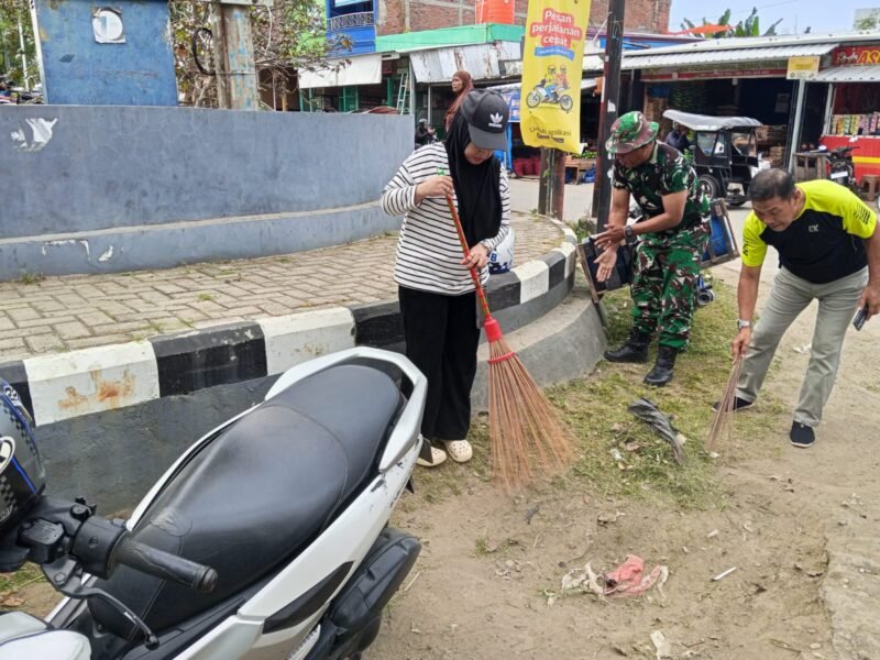 Kodim 1406/Wajo bersama Pemerintah Kabupaten Wajo melaksanakan kerja bakti gabungan di kawasan Pasar Tempe, Jalan WR. Supratman, Kelurahan Tempe, Kecamatan Tempe, Jumat (03/07/2026) 