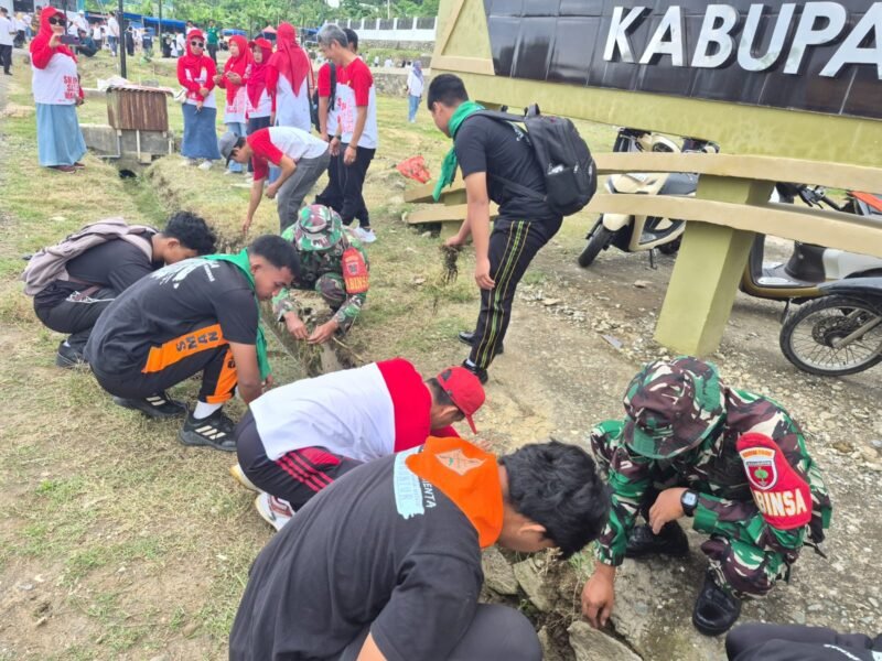 Koramil 1406-06/Pammana melaksanakan kegiatan Karya Bhakti bersama Organisasi Sispala SMA Negeri 9 Wajo di kawasan Islamic Center, Desa Lempa, Kecamatan Pammana, Kabupaten Wajo, dengan sasaran pembersihan lingkungan sebagai upaya mencegah terjadinya banjir, Selasa (7/7/2026)