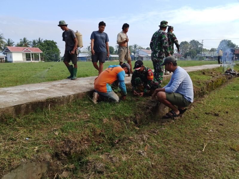 Koramil 1406-07/Takkalalla dipimpin oleh Serma Asmar selaku Danpos Bola melaksanakan kegiatan Karya Bhakti penanaman pohon keras jenis ketapang bersama pemerintah desa dan masyarakat Desa Sanreseng Ade, Kecamatan Bola, Kabupaten Wajo, pada Rabu (8/7/2026)l
