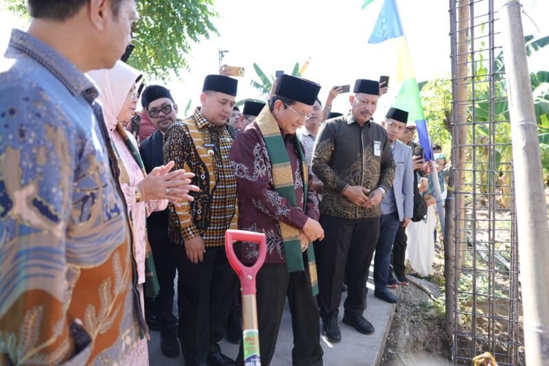 Wali Kota Makassar, Munafri Arifuddin, mendampingi Menteri Agama (Menag) RI, Nasaruddin Umar, melakukan peletakan batu pertama pembangunan Gerbang Moderasi Indonesia di kawasan Bumi Tamalanrea Permai (BTP), Kecamatan Biringkanaya, Kamis (9/7/2026)