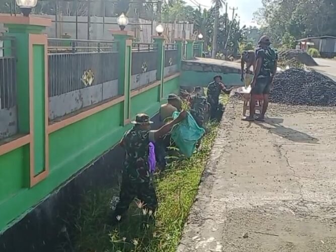 Koramil 1406-08/Sabbangparu melaksanakan kegiatan Karya Bhakti bersama masyarakat dengan sasaran pembersihan saluran irigasi di depan Masjid Al Muhajirin, Dusun Wanuae, Desa Salotengnga, Kecamatan Sabbangparu, Kabupaten Wajo, pada Kamis (9/7/2026)