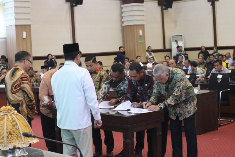 Bupati Wajo, Andi Rosman, menghadiri Rapat Koordinasi Penetapan Lahan Pertanian Pangan Berkelanjutan (LP2B) Provinsi Sulawesi Selatan yang berlangsung di Ruang Rapat Pimpinan Kantor Gubernur Sulawesi Selatan, Makassar, Kamis (9/7/2026)
