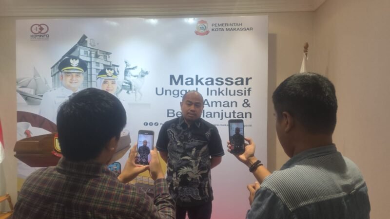 Kepala Dinas Komunikasi dan Informatika (Diskominfo) Makassar, Dr. Muhammad Roem memberikan keterangan persnya terkait pencegahan penyebaran paham berbahaya di Media Center Balai Kota Makassar, Jumat (10/9/2026)