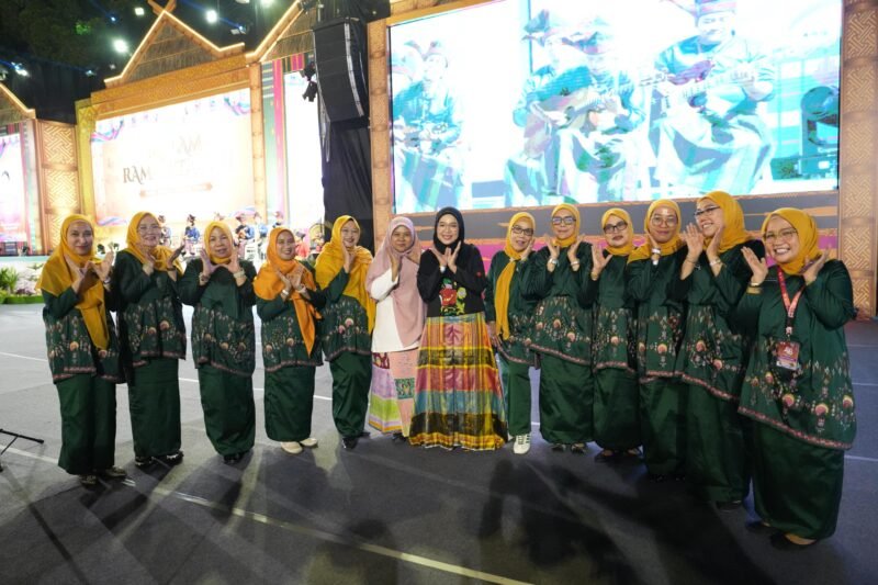Ketua Dekranasda Kota Makassar, Melinda Aksa, bersama Wali Kota Makassar, Munafri Arifuddin, menghadiri Malam Ramah Tamah yang digelar Pemerintah Provinsi Sulawesi Selatan di Rumah Jabatan Gubernur Sulawesi Selatan, Jumat (10/7/2026)