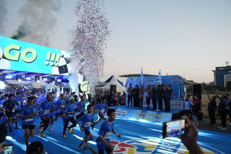 Wali Kota Makassar, Munafri Arifuddin, melepas ratusan peserta Indomaret Fun Run 2026 Makassar yang dipusatkan di Lapangan Karebosi, Minggu (12/7/2026)