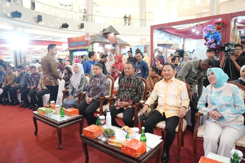 Menteri Dalam Negeri (Mendagri) RI, Muh. Tito Karnavian didampingi. Wali Kota Makassar, Munafri Arifuddin secara resmi menutup penyelenggaraan agenda nasional tersebut di Atrium Trans Studio Mall (TSM) Makassar, Minggu (12/7/2026)