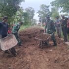 Personel Koramil 1406-10/Pitumpanua yang dipimpin oleh Sertu Sabir melaksanakan kegiatan Karya Bhakti penimbunan jalan tani bersama warga Desa Bulusiwa, Kecamatan Pitumpanua, Kabupaten Wajo, pada Senin (13/7/2026)