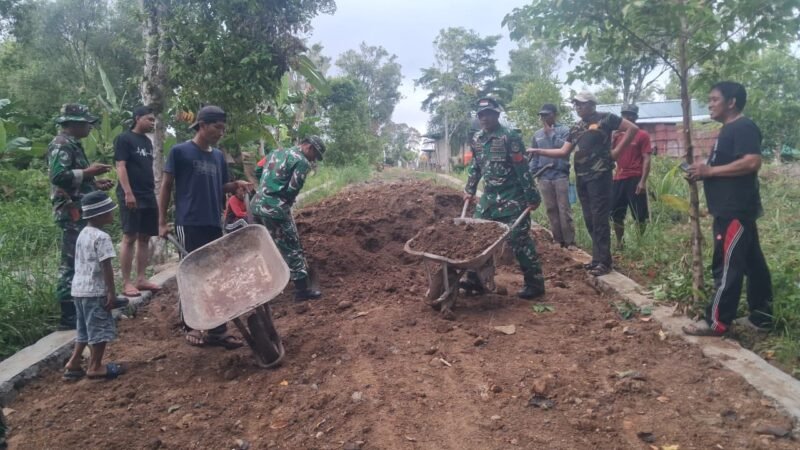 Personel Koramil 1406-10/Pitumpanua yang dipimpin oleh Sertu Sabir melaksanakan kegiatan Karya Bhakti penimbunan jalan tani bersama warga Desa Bulusiwa, Kecamatan Pitumpanua, Kabupaten Wajo, pada Senin (13/7/2026)