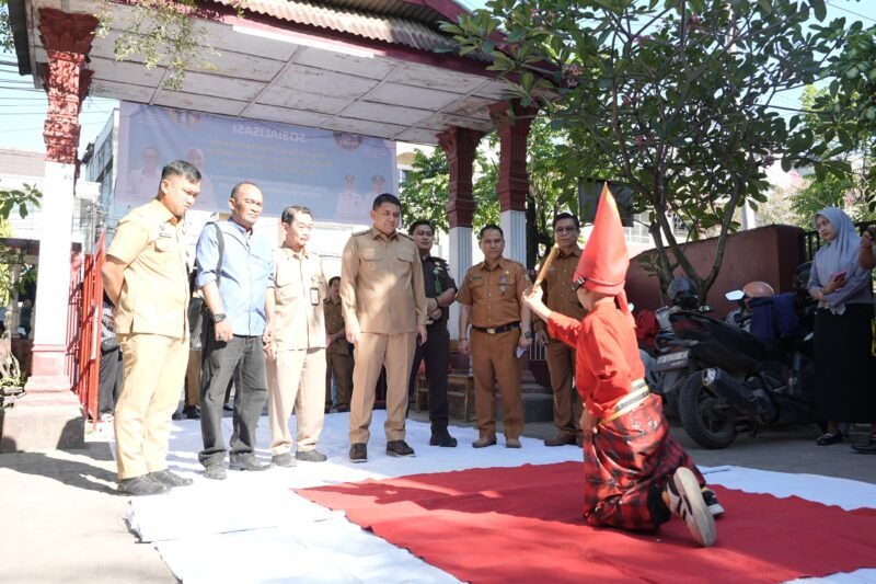 Wali Kota Makassar, Munafri Arifuddin memantau hari pertama masuk sekolah atau Masa Pengenalan Lingkungan Sekolah (MPLS), tahun ajaran 2026/2027 di Sekolah Alam Bosowa, Jalan Danau Tanjung Bunga, Kelurahan Maccini Sombala, Kecamatan Tamalate, Senin (13/7/2026)