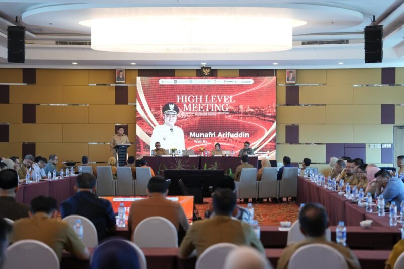 Wali Kota Makassar, Munafri Arifuddin membuka High Level Meeting Tim Percepatan dan Perluasan Digitalisasi Daerah (TP2DD) Kota Makassar Tahun Anggaran 2026 yang dirangkaikan dengan Launching Proyek Perubahan Peserta Pelatihan Kepemimpinan Nasional (PKN) Tingkat II Angkatan IV Tahun 2026, di Aston Hotel Makassar, Jalan Sultan Hasanuddin, Senin (13/7/2026)