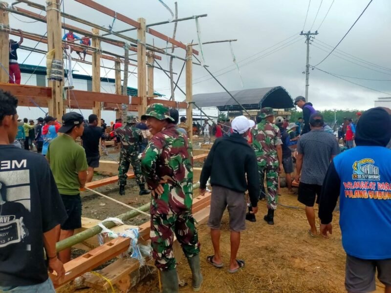 Personel Koramil 1406-03/Maniangpajo yang dipimpin langsung oleh Danpos Koramil, Peltu Kusnadi, melaksanakan kegiatan Karya Bhakti dengan membantu mendirikan rumah panggung milik salah satu warga. Aksi kepedulian sosial ini berlangsung di Lingkungan Lakadaung, Kelurahan Dualimpoe, Kecamatan Maniangpajo, Kabupaten Wajo, pada Kamis (16/7/2026).