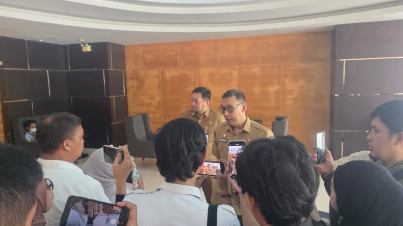 Sekretaris Daerah (Sekda) Kota Makassar, Andi Zulkifly Nanda, memberikan keterangan persnya terkait alokasi dana hibah untuk Komite Olahraga Nasional Indonesia (KONI) Kota Makassar, Jumat (17/7/2026)