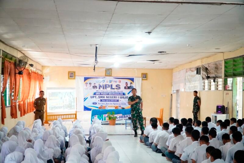 Komandan Kodim (Dandim) 1406/Wajo, Letkol Inf Harianto, S.I.P., memberikan sosialisasi penerimaan Bintara dan Tamtama Prajurit TNI AD Gelombang III Tahun Anggaran 2026 kepada siswa-siswi kelas XII SMK Negeri 1 Wajo, Senin (20/7/2026)