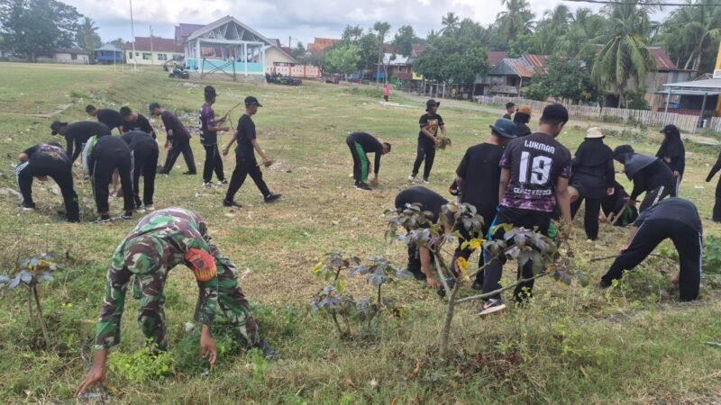 Koramil 1406-06/Pammana yang dipimpin oleh Serma Irwandi melaksanakan kegiatan Karya Bhakti bersama anggota Paskibra tingkat Kecamatan Pammana di Lapangan Andi Palawarukkan, Lingkungan Maroanging, Kelurahan Cina, Kecamatan Pammana, Kabupaten Wajo, pada Selasa (21/7/2026)