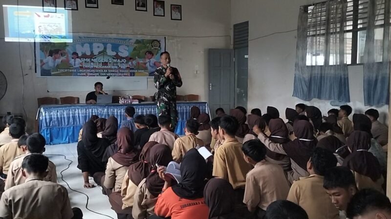 Babinsa Koramil 1406-10/Pitumpanua, Sertu Nanang Subroto, memberikan pembekalan Wawasan Kebangsaan (Wasbang) dan Bela Negara kepada para siswa SMKN 2 Wajo, Kecamatan Pitumpanua, Kabupaten Wajo, Rabu (22/7/2026)