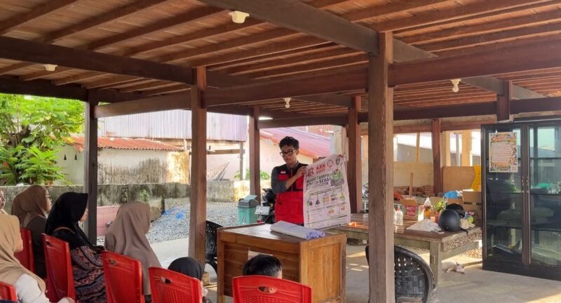 Mahasiswa Kuliah Kerja Nyata Tematik (KKNT) Gelombang 116 Universitas Hasanuddin, Andi Ariendra Bintang Pallampa dari Program Studi Ilmu Politik, melaksanakan program kerja Penyediaan Media Informasi Tata Cara Pembuangan Sampah Rumah Tangga Berbasis Kondisi Lokal di Jalan Andi Dewang, RT 02/RW 02, Kelurahan Sumpang Minangae, Kota Parepare, Kamis (23/7)