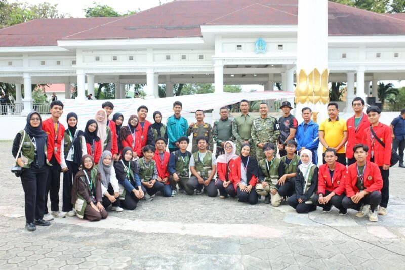 Tim PPK Ormawa beserta jajaran pengurus UKM KPI Universitas Hasanuddin berpartisipasi dalam aksi bakti sosial yang dipimpin langsung oleh Bupati Bone, H. Andi Asman Sulaiman di kawasan Alun-Alun Kota Watampone pada Jumat (24/7/2026)
