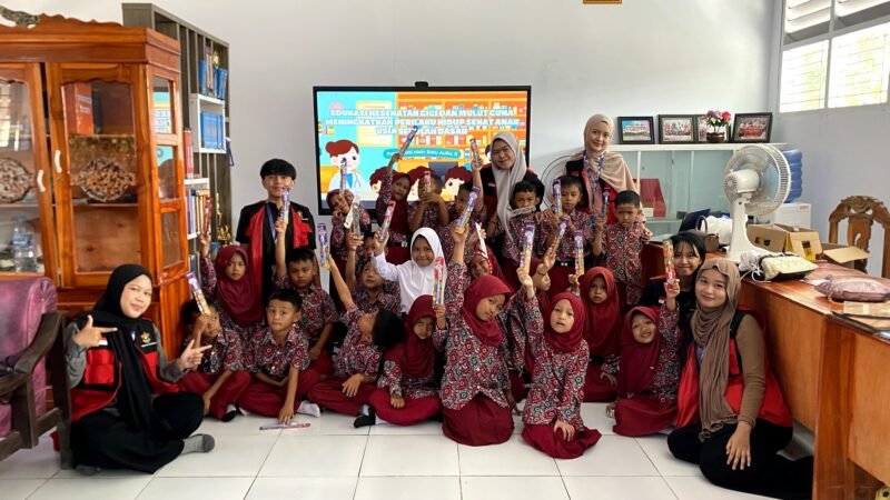 Mahasiswa KKN-PK Angkatan 69 Universitas Hasanuddin bersama siswa-siswi usai
pelaksanaan program Edukasi Kesehatan Gigi dan Mulut di UPTD SDN 149 Barru,
Kabupaten Barru