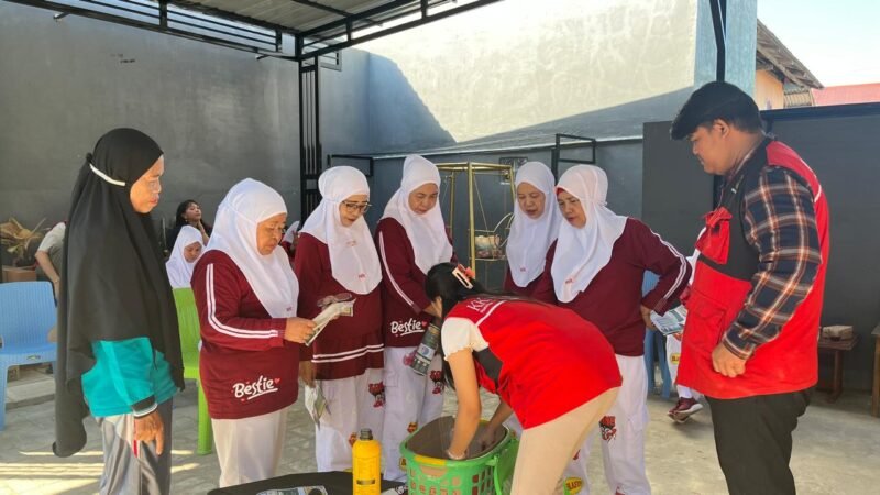 Mahasiswa KKN Universitas Hasanuddin Gelombang 116 Tematik Pengelolaan Sampah melaksanakan program kerja