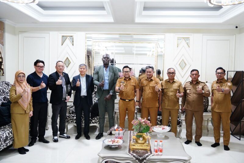 Wakil Bupati Gowa Darmawangsyah Muin melakukan pertemuan bersama perwakilan Portage Energy bahas peluang investasi di sektor pengelolaan sampah, Senin (27/7/2026)