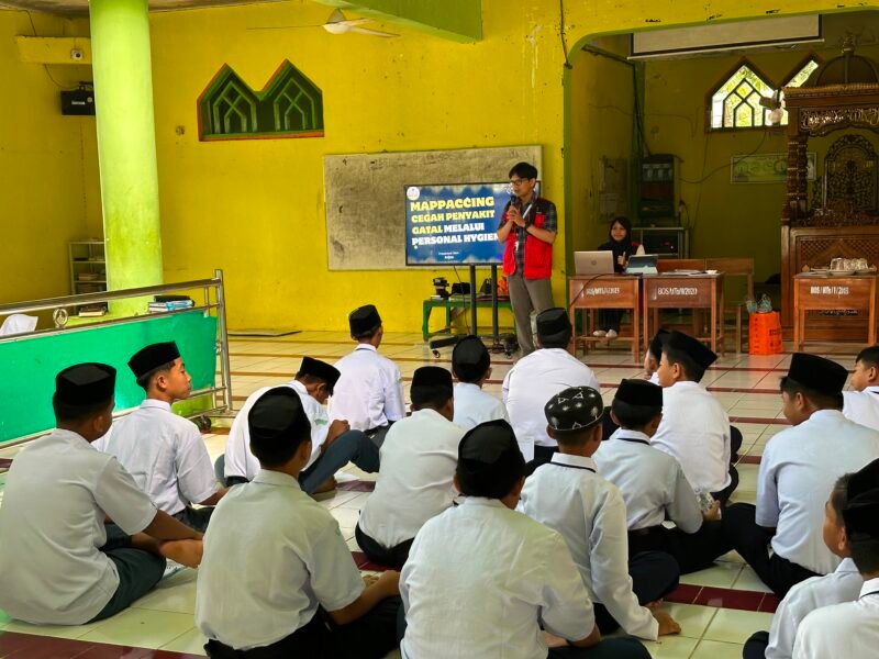 Mahasiswa Kuliah Kerja Nyata Profesi Kesehatan (KKN-PK) Angkatan 69 Universitas Hasanuddin Posko Desa Talawe sukses menggelar kegiatan edukasi kesehatan bertajuk MAPPACCING: Edukasi Pencegahan Penyakit Gatal melalui Penerapan Personal Hygiene pada Sabtu (25/7/2026)