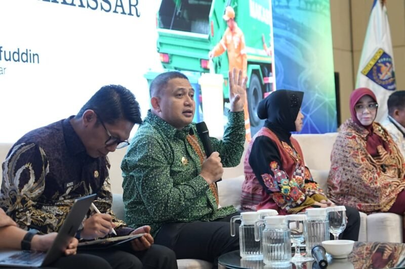 Wali Kota Makassar, Munafri Arifuddin, memaparkan strategi komprehensif Pemerintah Kota Makassar dalam mengatasi persoalan persampahan pada kegiatan City-to-City Learning and Innovation Lab: Waste Management Practices di The Margo Hotel Kota Depok, Selasa (28/7/2026)