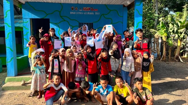 Mahasiswa Kuliah Kerja Nyata (KKN) Tematik Literasi Gelombang 116 Universitas Hasanuddin melaksanakan program kerja bertajuk AKSARA (Aksi Kreatif Sadar Literasi melalui Membaca dan Berkarya) di Rumah Literasi Kelurahan Tolo, Kabupaten Jeneponto, Sulawesi Selatan, pada Senin 27 Juli 2026