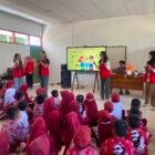 Mahasiswa KKN Profesi Kesehatan Gelombang 69 Universitas Hasanuddin melaksanakan program kerja CERIA melalui kegiatan edukasi PHBS serta praktik enam langkah cuci tangan yang benar bersama siswa SD Negeri 6 Mojong, Desa Talawe, Kecamatan Watang Sidenreng, Kabupaten Sidenreng Rappang, pada Rabu (29/7/2026).